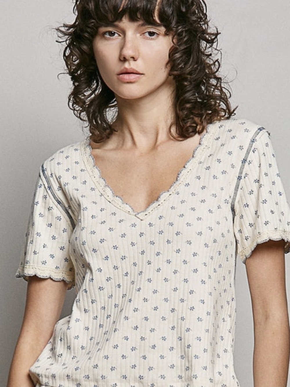 POL Large Nwt Cream Floral Ribbed V-Neck Tee with Blue Micro Flowers